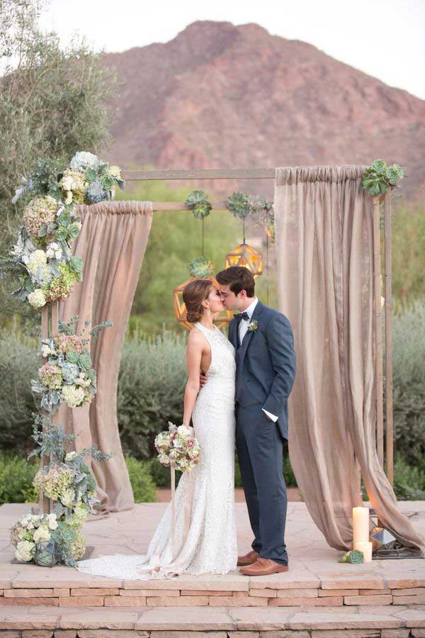 photo mariage mariée arche ceremonie decor cactus plante grasse